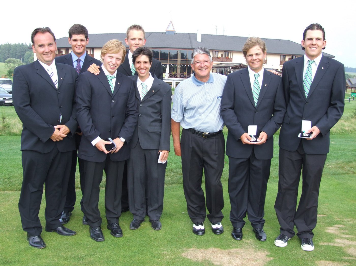 Brett Brasier presenting medals to a junior golf team