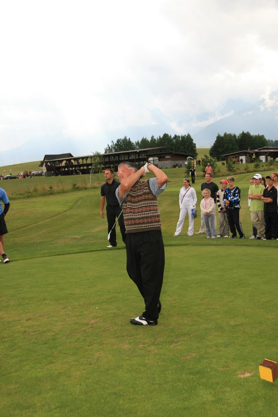 Brett Brasier swinging at Prosper Golf Resort Čeladná with a crowd watching
