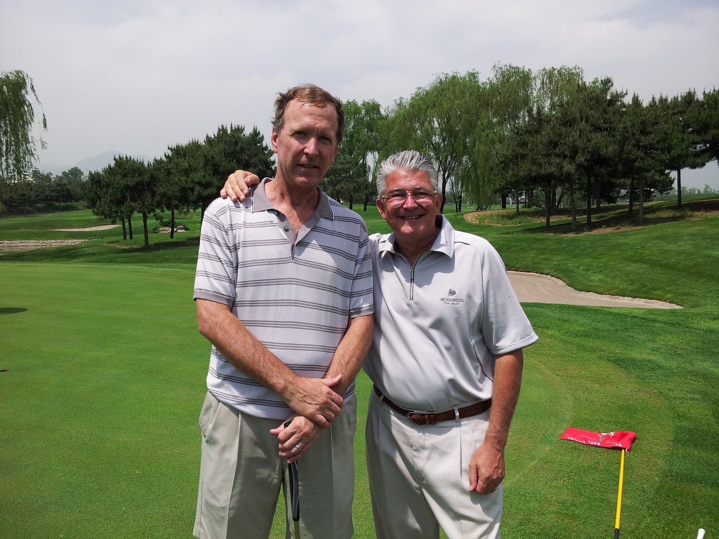 Brett Brasier giving a golf lesson to Neil Bush at Reignwood Pine Valley