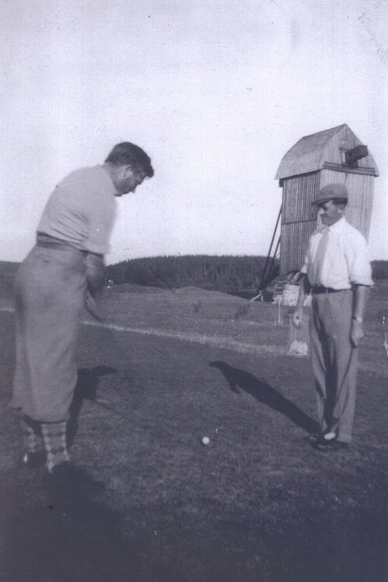 Douglas Brasier coaching King Carl XVI Gustaf of Sweden on a practice green